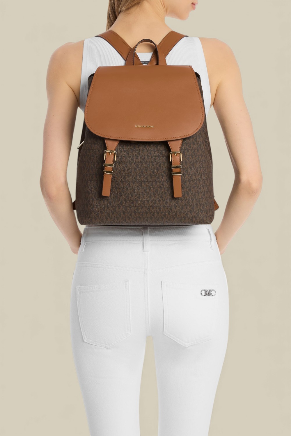 תמונת כל הלוק של תיק גב קוינן מדיום